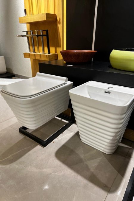 طقم مرحاض ومغسلة أرضية بتصميم شرائح مودرن – أبيض