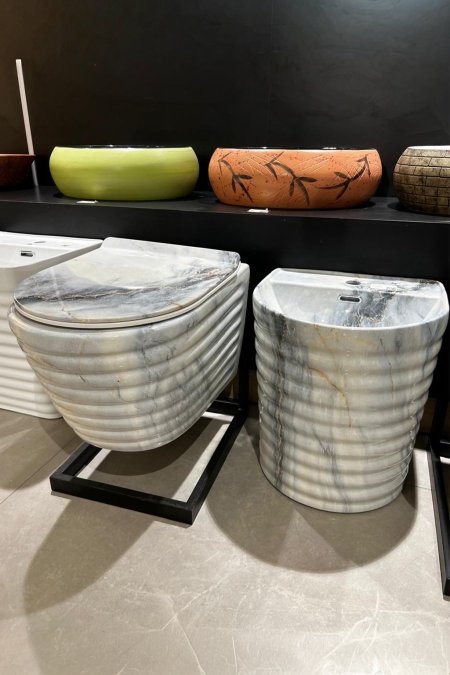 طقم مرحاض ومغسلة رخامية بتصميم شرائح – رمادي فاتح