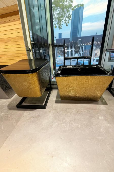 طقم مرحاض ومغسلة ذهبي بأسود بنقشة متشققة فاخرة