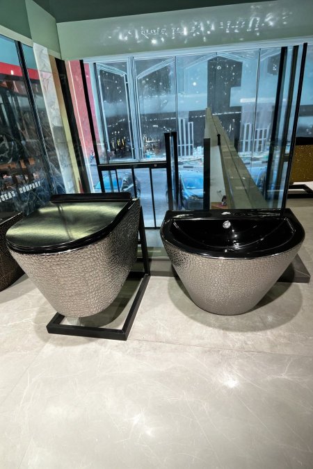 طقم مرحاض ومغسلة فضّي بأسود بتصميم بيضاوي ونقشة متشققة