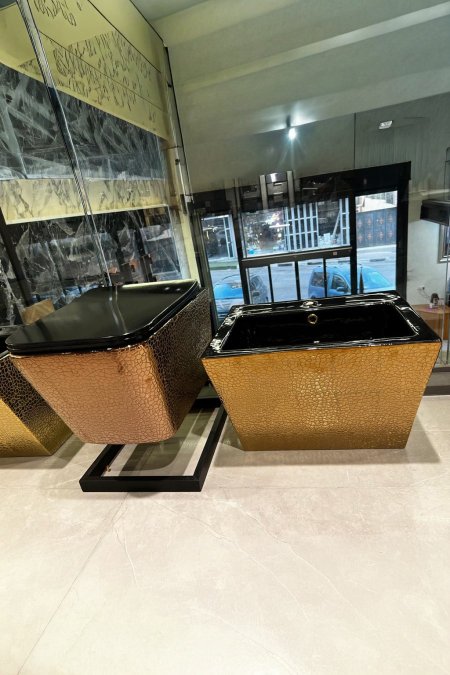 طقم مرحاض ومغسلة نحاسي بلمسة سوداء ونقشة متشققة فاخرة