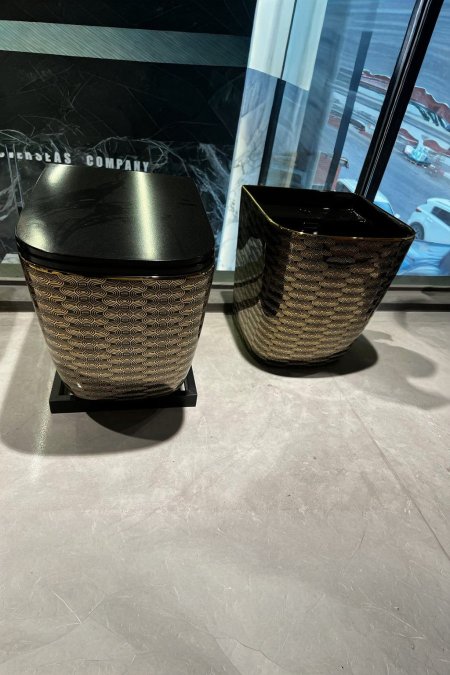 طقم مرحاض ومغسلة أسود بنقشة موجات ذهبية